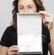 Modell som holder Lash Lift Kit esken åpen